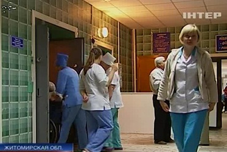 Житомирский врач-убийца продолжает оперировать больных