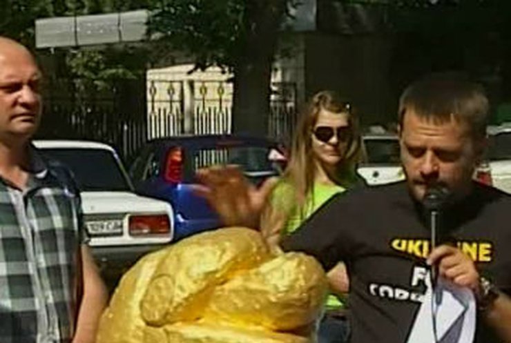 Пациенты киевского центра СПИДа принесли "фигу" врачам
