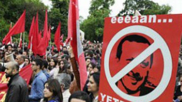 Премьер Турции снова требует от протестующих разойтись