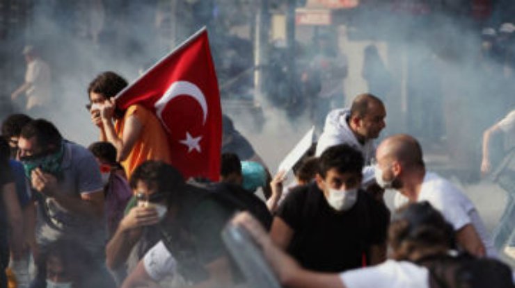 Стамбульская полиция прогнала демонстрантов из парка Гези