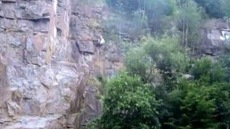 На Тернопольщине погибла девушка, сорвавшись со скалы