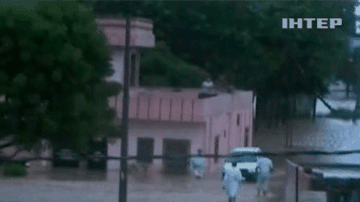 В Индии людей спасают из затопленных домов