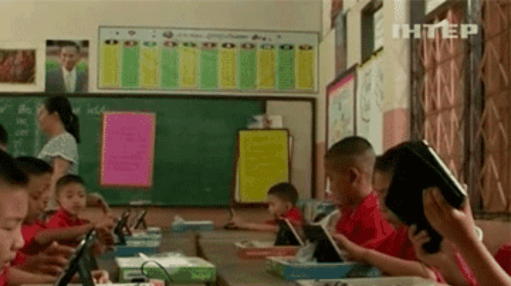 Таиландским школьникам раздали планшеты
