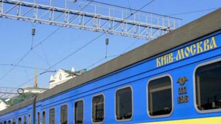 Подросток выпал из поезда, заснув у открытого окна