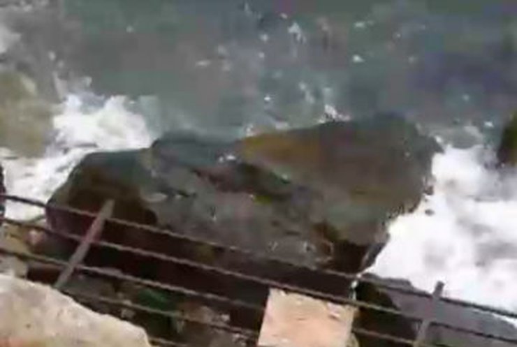 Крымский бизнесмен незаконно восстановил снесенный забор у пляжа