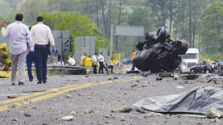 В ДТП в Боливии взорвался грузовик со спиртом: 10 человек погибли