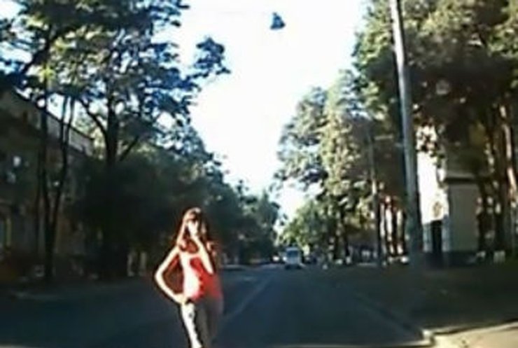 Одесситка выбежала на дорогу и умоляла сбить ее (видео)