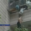 В Китае спасли девочку, застрявшую в решетках балкона