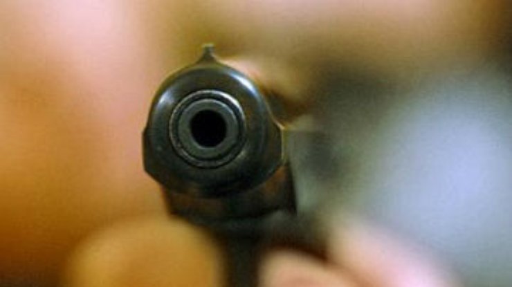 В Днепродзержинске пьяный мужчина стрелял в жену и сына