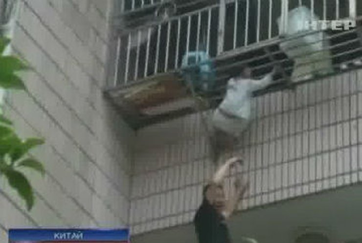 В Китае спасли девочку, застрявшую в решетках балкона