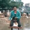 Индийский журналист вел репортаж с плеч жертвы наводнения