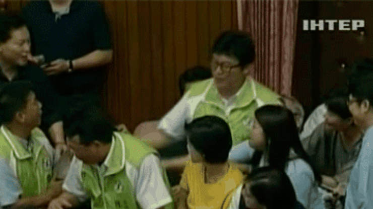 Тайваньские депутаты устроили драку в здании парламента