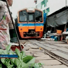 В Таиланде базар расположили на железнодорожных путях