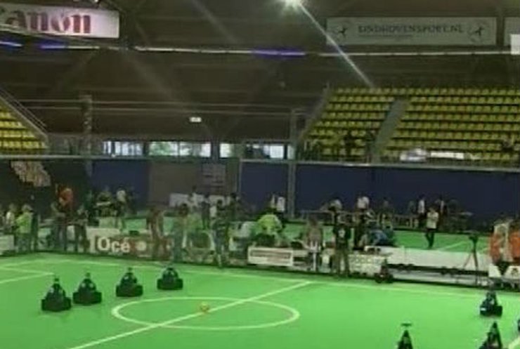 В Голландии проходит чемпионат по футболу среди роботов