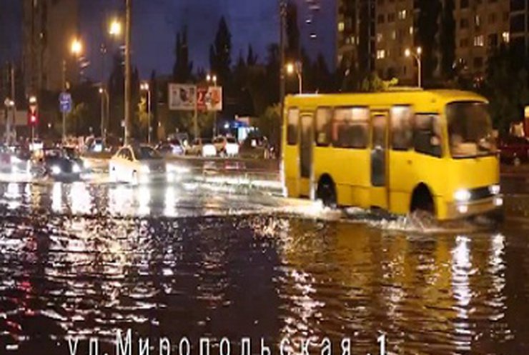 Потоп в Киеве: Ливень затопил улицы и центральный автовокзал