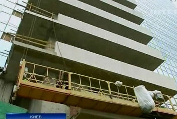 В Киеве люлька со строителями сорвалась с 8-го этажа