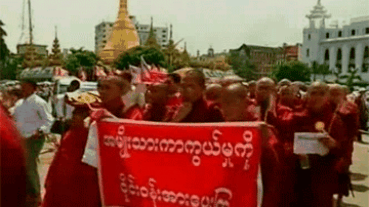 В Мьянме протестуют буддийские монахи