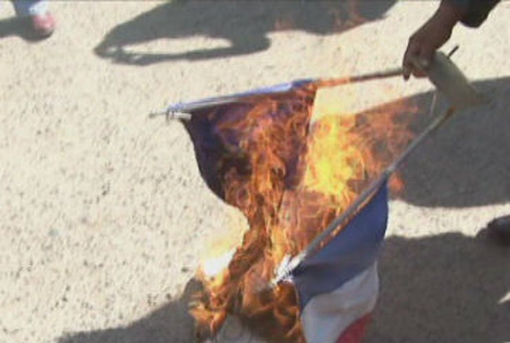 Боливийцы сожгли флаг Франции