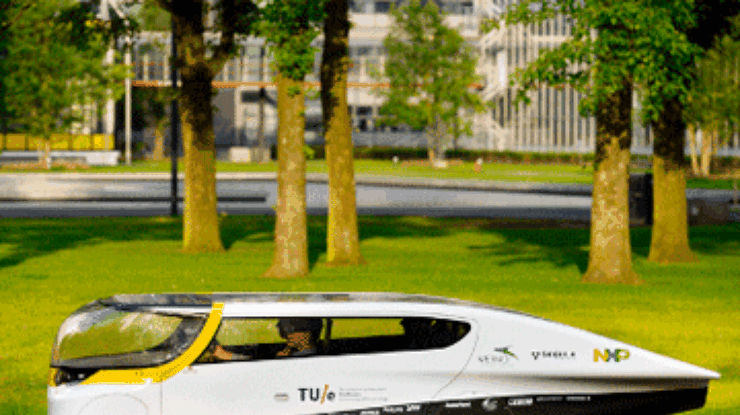В Нидерландах создали первый семейный автомобиль на солнечных батареях