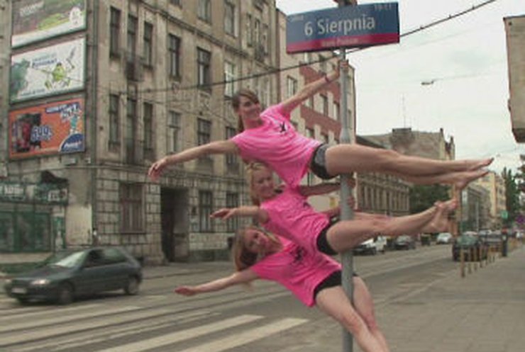Польские девушки танцевали на дорожных знаках