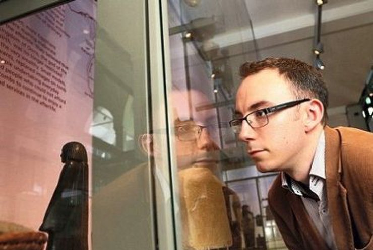 В музее Манчестера начала двигаться статуя египетского бога