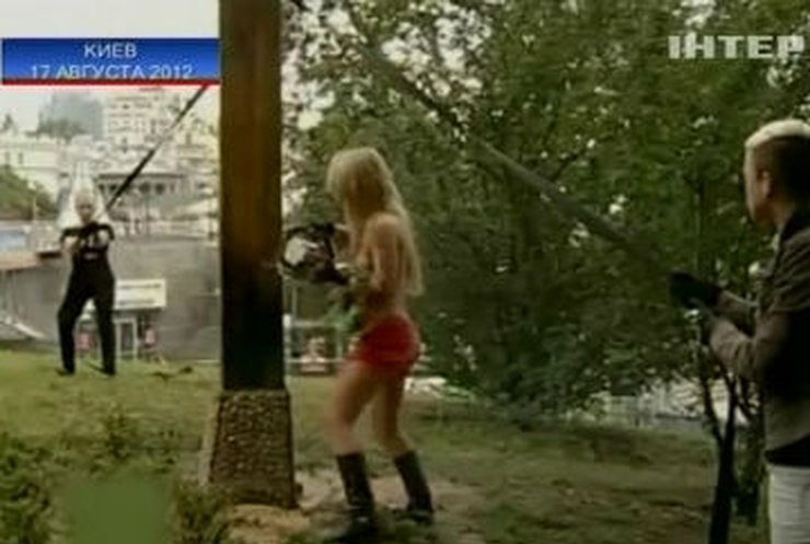Франция предоставила убежище активистке Femen, спилившей крест в Киеве