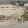 В Китае потоком воды смыло мост