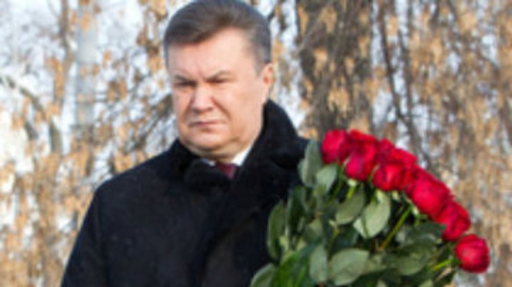 В день рождения Януковичу дарят книги, цветы и картины