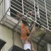 Китайский мальчик застрял в решетках балкона