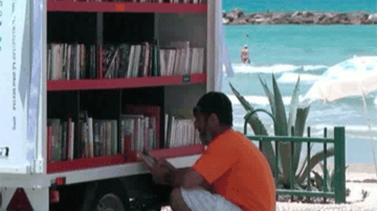 Власти Тель-Авива установили бесплатные библиотеки на пляжах