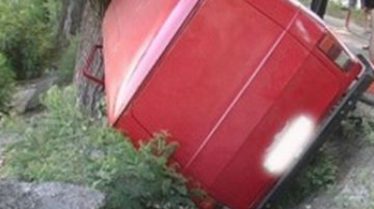 В Киеве перевернулся микроавтобус
