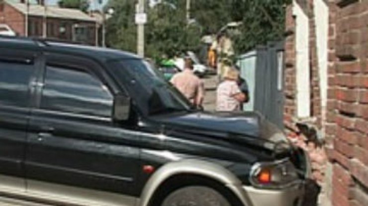 В Харькове джип на полном ходу въехал в кирпичный дом