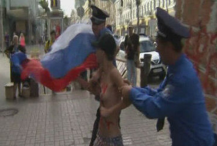FEMEN обнажились в защиту Навального