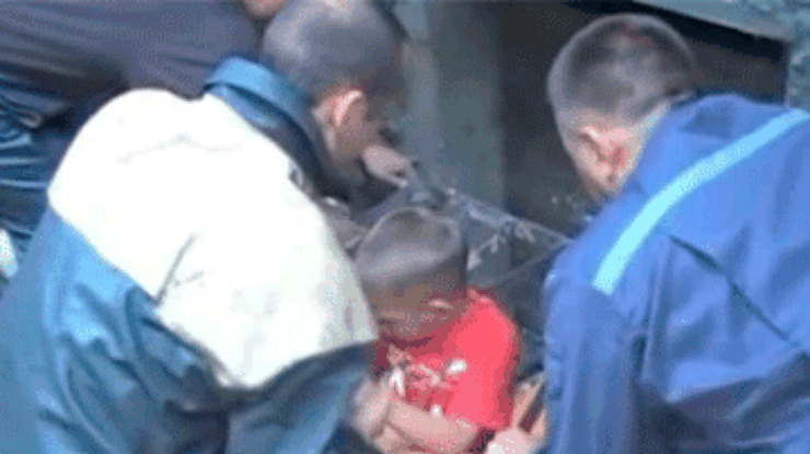 На Полтавщине 4-летний мальчик застрял головой в оконной решетке