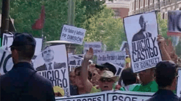 Тысячи испанцев требуют отставки правительства