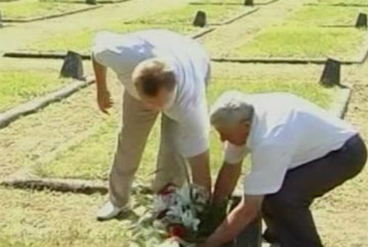 Янукович помог сыну увидеть могилу отца