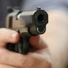 Чиновник в Геническе стрелял в посетителя бара и избил его жену