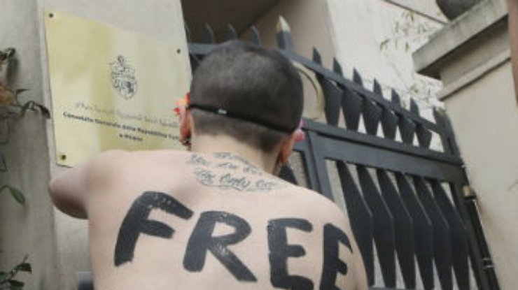 Активистка FEMEN сорвала работу тунисского посольства в Швейцарии