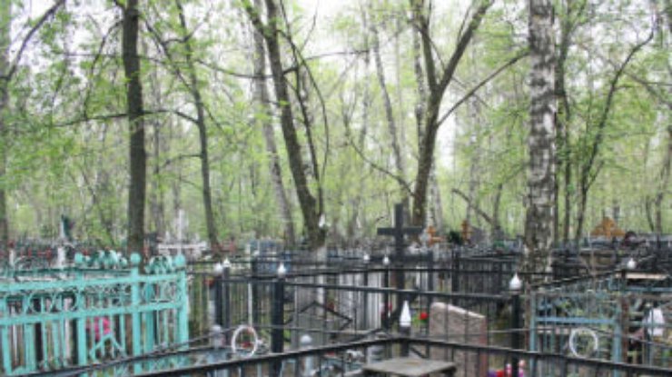 Вандалы сдавали на металлолом кладбищенские ограды и кресты на Житомирщине