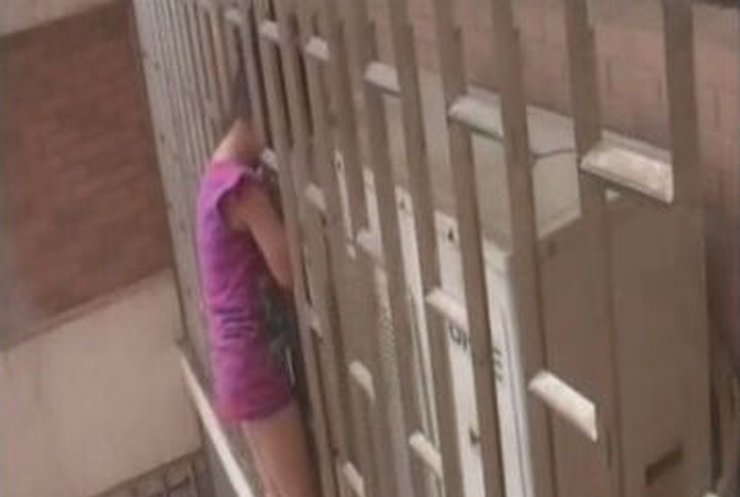Китаянка застряла в решетке на высоте 70 метров