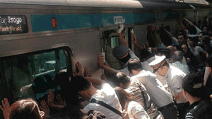 В Японии пассажиры спасли зажатую между платформой и поездом женщину