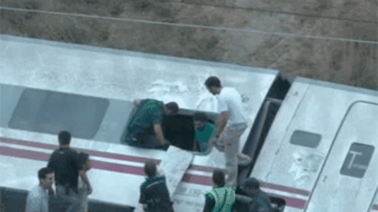 Испанские спасатели продолжают работу на месте аварии поезда