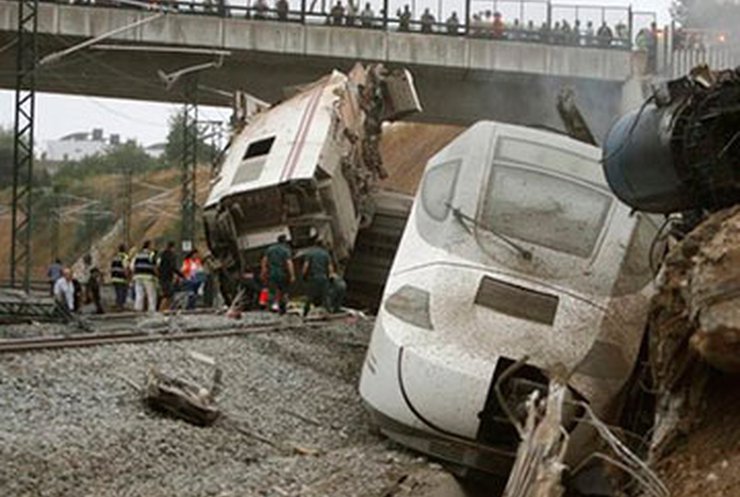 Ж/д катастрофа в Испании: Поезд сошел с рельсов на скорости около 200 км/ч, 77 погибших (ФОТО)