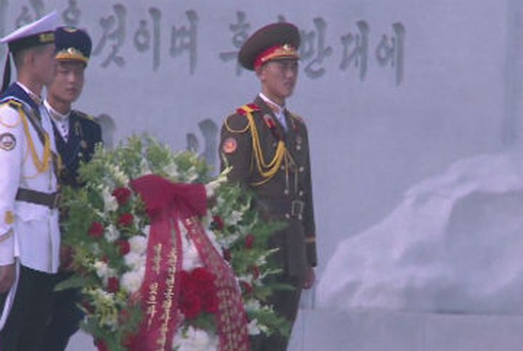 Ким Чен Ын возложил цветы к памятнику героям