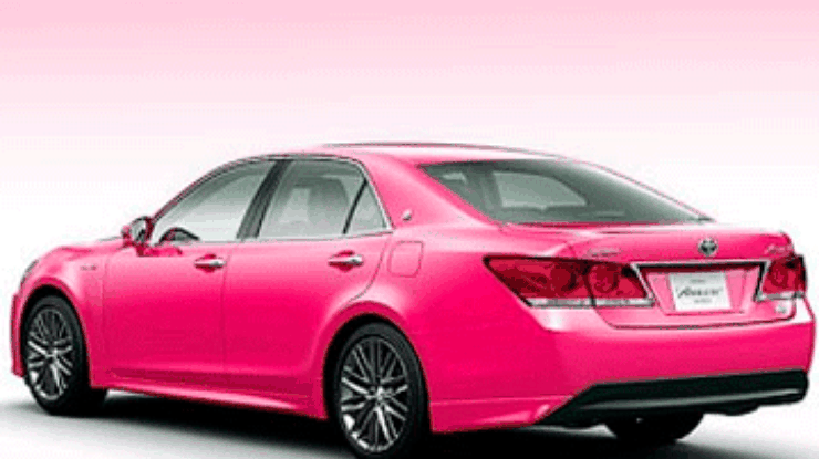 Toyota рассчитывает привлечь внимание молодежи ярко-розовым седаном