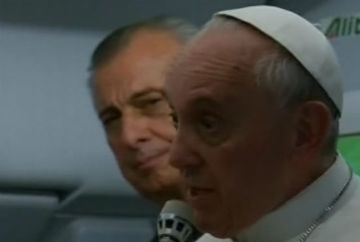 Папа римский просит не осуждать священников-геев