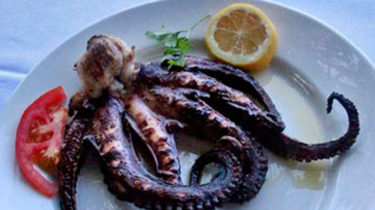 В Греции турист поймал и съел редкого шестиногого осьминога