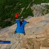 Французские экстремалы летают, прыгая со скал