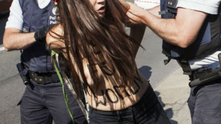 В Стокгольме активистки Femen с голой грудью лезли за забор российского посольства