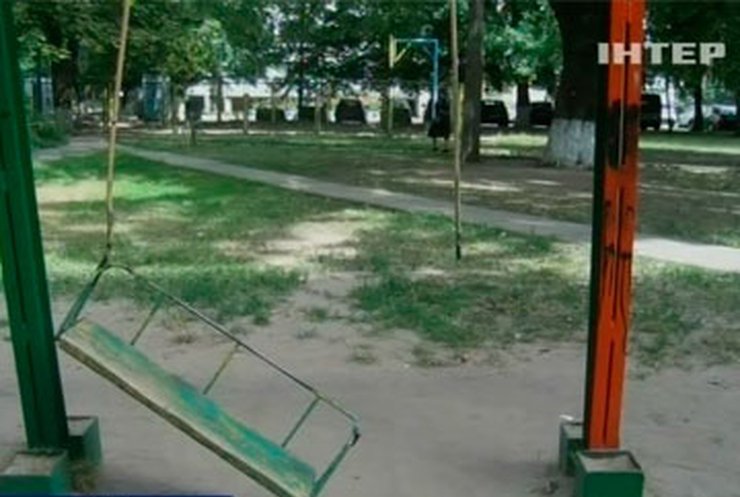 В Киеве из-за качель девочка чуть не сломала позвоночник